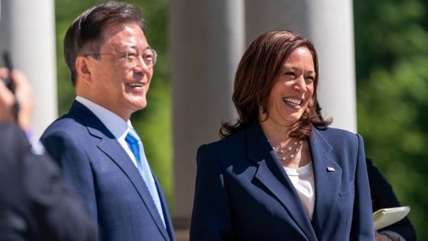 ट्राउजर में पोंछा हाथ