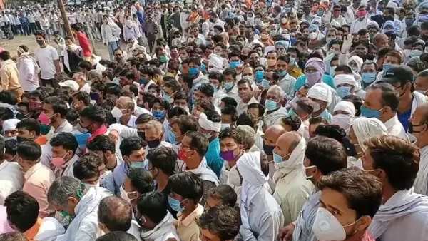 लखनऊ में उड़ रही सोशल डिस्टेंसिंग की जमकर धज्जियां लखनऊ में उड़ रही सोशल डिस्टेंसिंग की जमकर धज्जियां