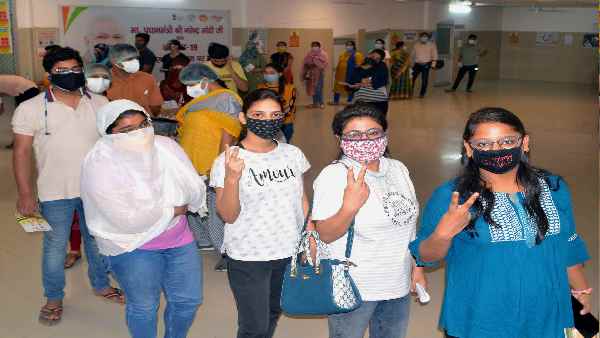 दो डोज वैक्सीन के बाद भी मास्क जरूर लगाएं