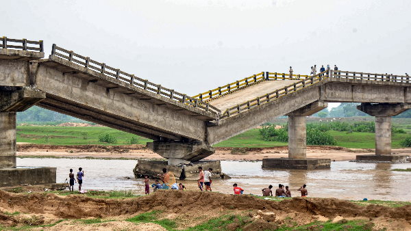 कई जगहों पर रेल, और सड़क यातायात बाधित