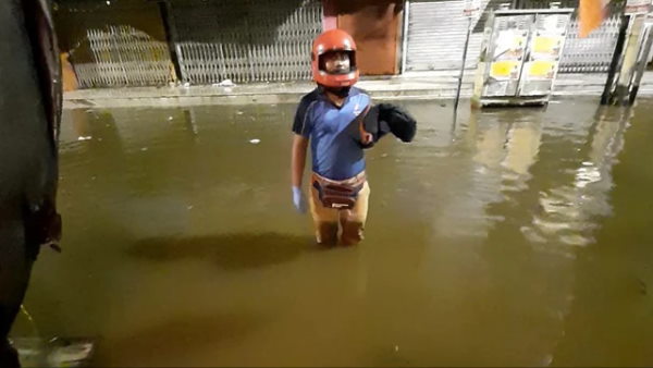 भीषण बारिश में पिज्जा देने पहुंचा डिलीवरी बॉय