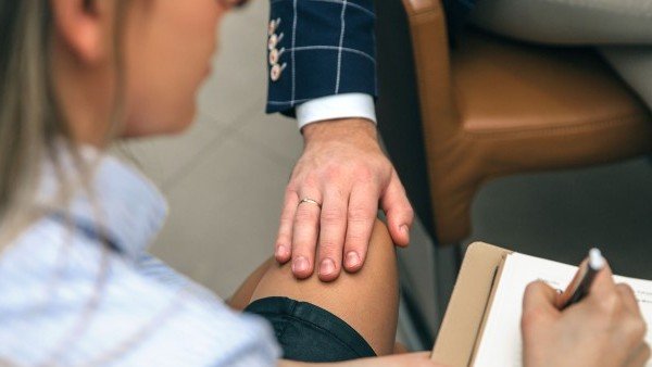 बॉथरूम से तौलिए में आया और फिर ली बच्‍चों की ऑनलाइन क्‍लास