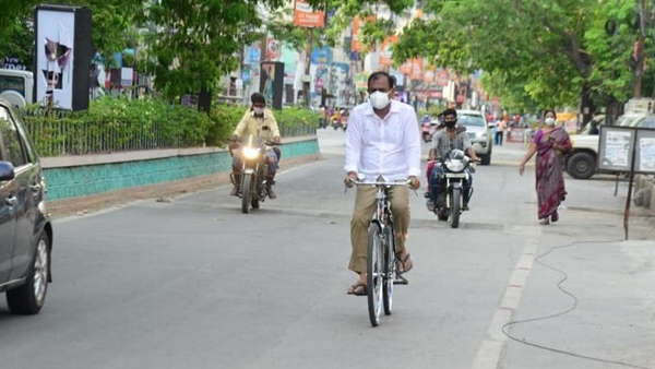 साइकिल से निकलते हैं रेड्डी साइकिल से निकलते हैं रेड्डी