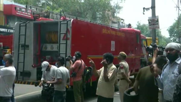  सेंट्रल मार्किट के कपड़े के शोरूम में आग लगने की घटना शनिवार सुबह हुई। शोरूम से आग की लपटें और धुएं का गुबार निकलते देख दमकल विभाग को सूचना दी गई। जिसके बाद आग पर काबू पाने की कोशिश शुरू हुई, हालांकि आग तब तक आसपास की दुकानों में भी फैल गई। आग लगने से बाजार में अफरा-तफरी का माहौल हो गया। आग लगने की वजह का अभी तक खुलासा नहीं हो पाया है। आग लगने की वजह पर अभी प्रशासन या दमकल विभाग की तरफ से भी कुछ नहीं कहा गया है। हालांकि ऐसा माना जा रहा है कि शॉर्ट सर्किट के चलते शोरूम में आग लगी है। आग में जनहानि नहीं, आर्थिक नुकसान काफी कपड़े के शोरूम में लगी इस आग से लाखों रुपए के नुकसान का अंदेशा है। कपड़े के शोरूम के अलावा भी आसपास की दुकानों के आग की चपेट में आ जाने से नुकसान हुआ है। हालांकि अभी तक किसी जानहानि की खबर नहीं है। बताया गया है कि आग लगते ही पास की दुकानों से लोगों को सुरक्षित निकाल लिया गया।