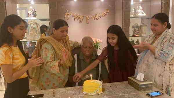 lalu prasad yadav 74th birthday cake cutting ceremony with wife daughter and son lalu prasad yadav 74th birthday cake cutting ceremony with wife daughter and son