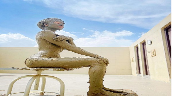 उर्वशी ने पहले बॉडी पर मिट्टी का लेप लगाकर फोटो की थी शेयर 