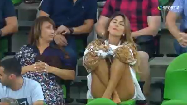 दर्शकों के बीच बैठी लड़की का हुस्न देख कमेंटेटर का फिसला दिल