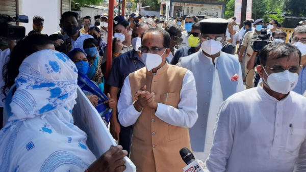 Corona vaccination campaign in Bhopal, 50 thousand people vaccinated till noon Corona vaccination campaign in Bhopal, 50 thousand people vaccinated till noon