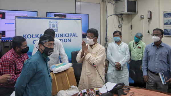 आरोपी की टीएमसी नेताओं के साथ सामने आई तस्वीर