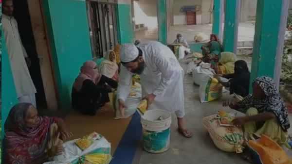 कोरोना काल में लोगो में बांट रहे राशन 