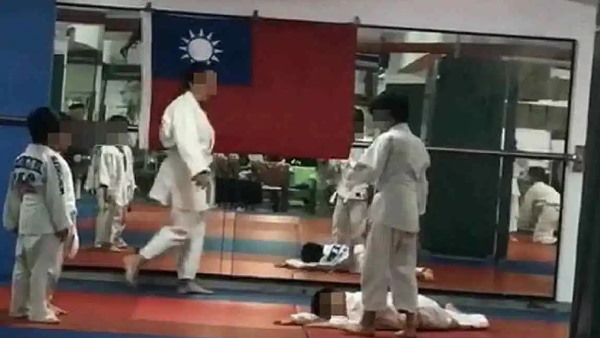 कोच ने 27 बार जमीन पर पटका