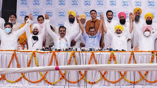 कुत्ते-बिल्ली की तरह लड़ रहे हैं कांग्रेस के नेता कुत्ते-बिल्ली की तरह लड़ रहे हैं कांग्रेस के नेता