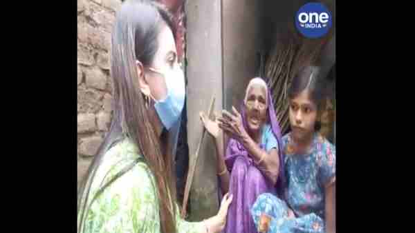 Bhojpuri actress Akshara Singh meet elderly kaushalya devi and granddaughter forced to live in toilet Bhojpuri actress Akshara Singh meet elderly kaushalya devi and granddaughter forced to live in toilet