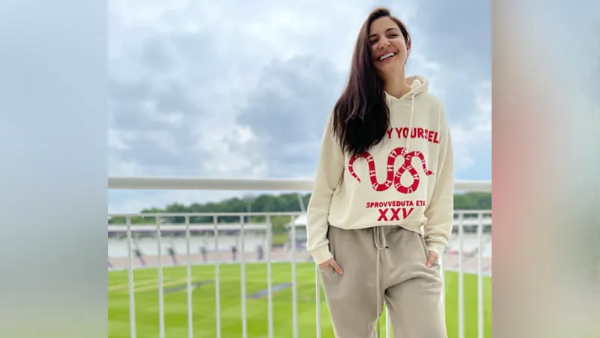 कमरे की बालकनी में पोज देती नजर आई अनुष्का