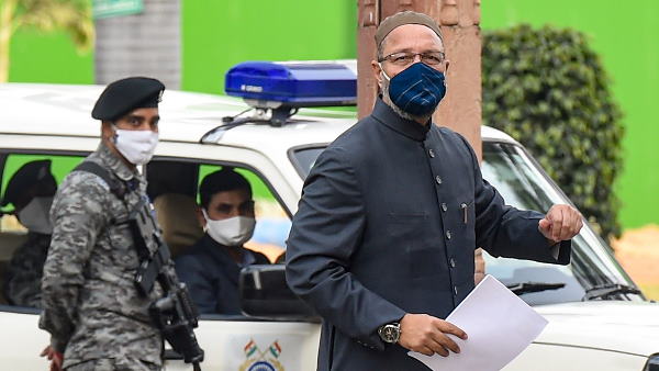 ओवैसी के पास एनपी बोर .22 पिस्टल और एक राइफल