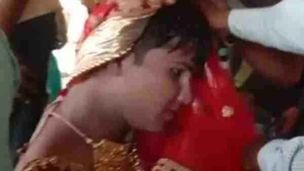 घूंघट उठाया तो युवक की खुल गई पोल घूंघट उठाया तो युवक की खुल गई पोल