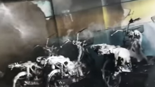 स्कूल की पार्किंग में खड़ी थी बाइक