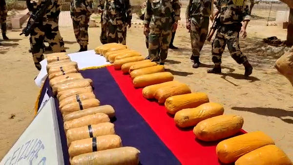 तस्करों का 10-12 किलोमीटर पीछा किया तस्करों का 10-12 किलोमीटर पीछा किया