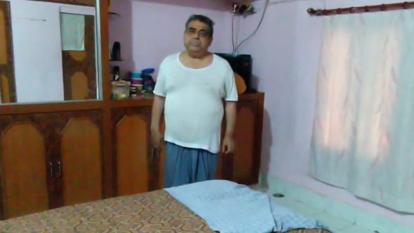 गले में साड़ी बांधकर नीचे उतारा गले में साड़ी बांधकर नीचे उतारा