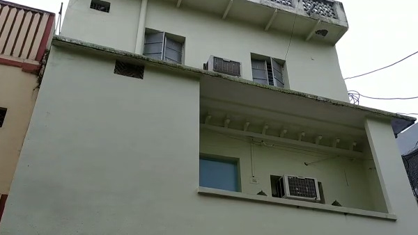 तीसरी मंजिल पर पहुंचे सांड का वीडियो वायरल तीसरी मंजिल पर पहुंचे सांड का वीडियो वायरल