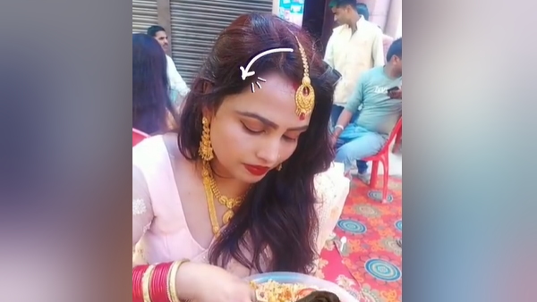 कैमरा देख चम्मच से खाने लगी खाना कैमरा देख चम्मच से खाने लगी खाना