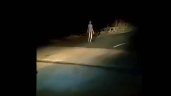 सड़क किनारे महिला को देख डरे लोग सड़क किनारे महिला को देख डरे लोग