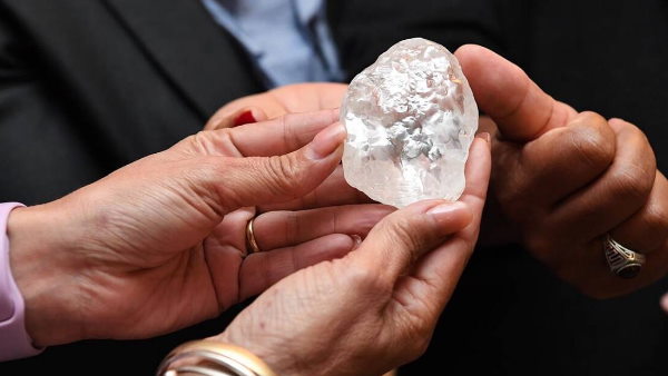 जवानेंग खदान से मिला ये हीरा जवानेंग खदान से मिला ये हीरा