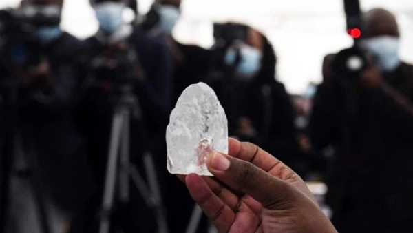 असाधारण पत्थर हीरा उद्योग और बोत्सवाना के लिए काफी महत्वपूर्ण असाधारण पत्थर हीरा उद्योग और बोत्सवाना के लिए काफी महत्वपूर्ण