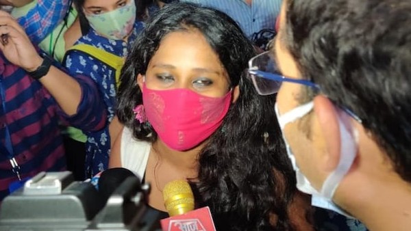 जेल से रिहा हुई पिंजरा तोड़ एक्टिविस्ट नताशा और देवांगना, जानिए सरकार पर कैसे किया हमला जेल से रिहा हुई पिंजरा तोड़ एक्टिविस्ट नताशा और देवांगना, जानिए सरकार पर कैसे किया हमला