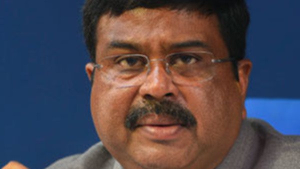 आखिर क्यों बढ़ रहे हैं पेट्रोल-डीजल के दाम? पेट्रोलियम मंत्री ने बता दिए कारण, आप भी जान लीजिए आखिर क्यों बढ़ रहे हैं पेट्रोल-डीजल के दाम? पेट्रोलियम मंत्री ने बता दिए कारण, आप भी जान लीजिए