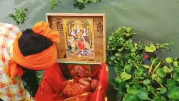 बक्से में रोती मिली नवजात बच्ची बक्से में रोती मिली नवजात बच्ची