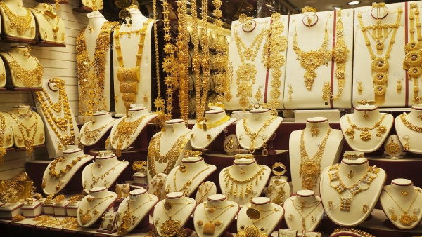 सोने के डीलरों ने 12 डॉलर प्रति औंस तक की छूट दी