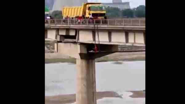 यमुना पुल पर जा बैठी लड़की यमुना पुल पर जा बैठी लड़की