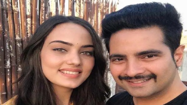 भड़के लोगों ने हिमांशी को कहा-'होम ब्रोकर' भड़के लोगों ने हिमांशी को कहा-'होम ब्रोकर'