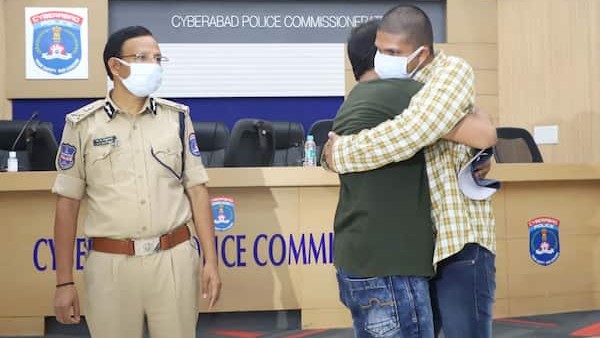 वीजा नहीं था तो गर्लफ्रेंड से मिलने पैदल ही निकल पड़े वीजा नहीं था तो गर्लफ्रेंड से मिलने पैदल ही निकल पड़े