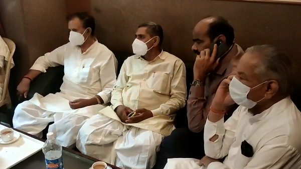Rajasthan 12 out of 13 Independent MLAs hold a meeting a hotel in Jaipur Rajasthan 12 out of 13 Independent MLAs hold a meeting a hotel in Jaipur