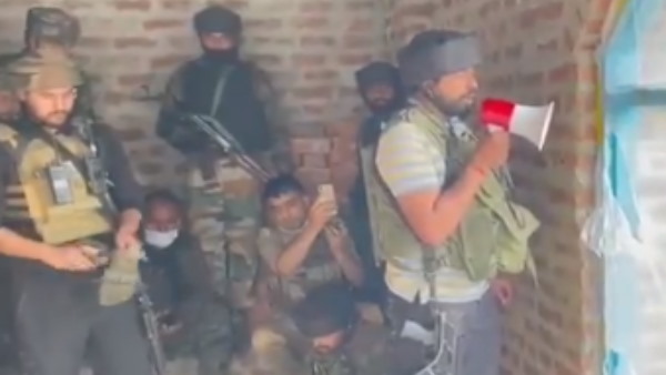 अधिकारी की अपील से भावुक हुआ आतंकी