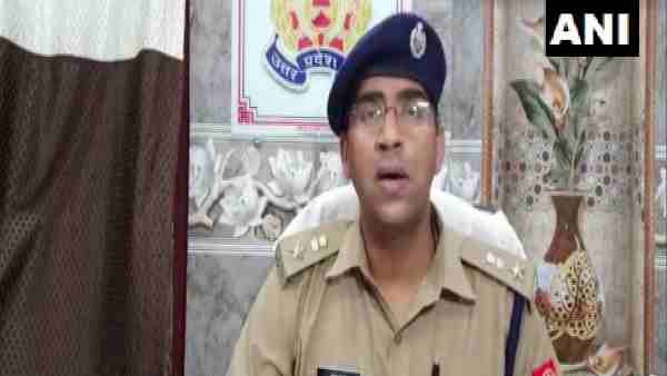 Three youths wearing police uniforms were doing recovery caught Three youths wearing police uniforms were doing recovery caught