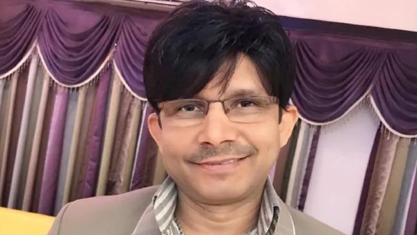 एक-दूसरे पर बना रहे गाना