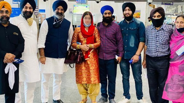 दिल्ली के लिए रवाना हुआ कपल