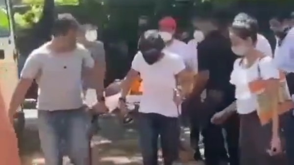 मंदिरा बेदी ने उठाई पति की अर्थी