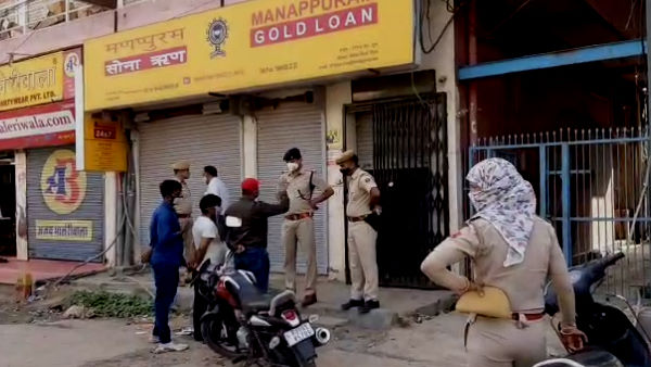 बदमाशों ने कर्मचारियों ने फोन छीने बदमाशों ने कर्मचारियों ने फोन छीने