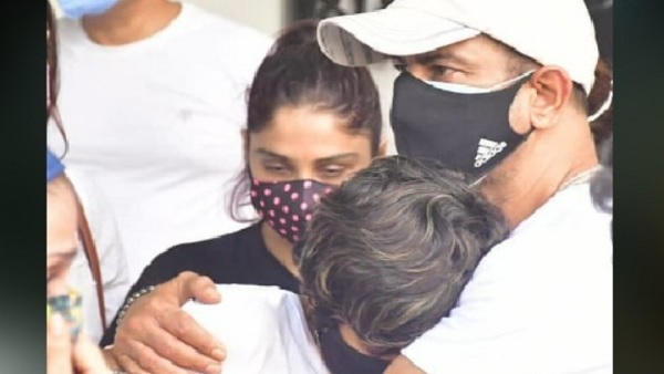 मंदिरा के ऊपर दोनों बच्चों की जिम्मेदारी