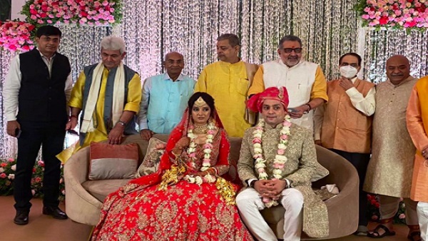 बैठक के बाद मनोज सिन्हा बेटे-बहू को आशिर्वाद देने पहुंचे