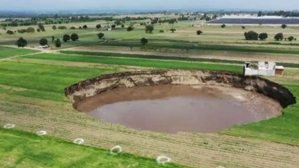 कुछ घंटे में ही 300 फीट लंबा हुआ गड्ढा