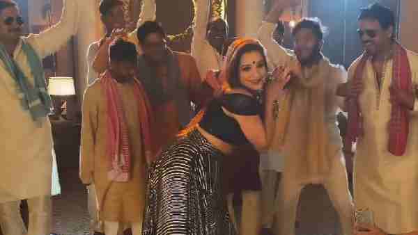 वीडियो में मोनालिसा के डांस मूव्स लग रहे हैं जबरदस्त वीडियो में मोनालिसा के डांस मूव्स लग रहे हैं जबरदस्त