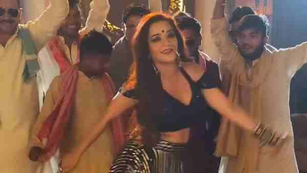 मोनालिसा का डांस वीडियो मचा रहा हैं धमाल मोनालिसा का डांस वीडियो मचा रहा हैं धमाल