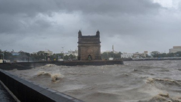 तेज हवा और धूल भरी आंधी 