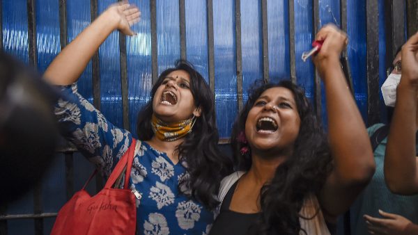 'पिंजरा तोड़' संस्था से जुड़ीं