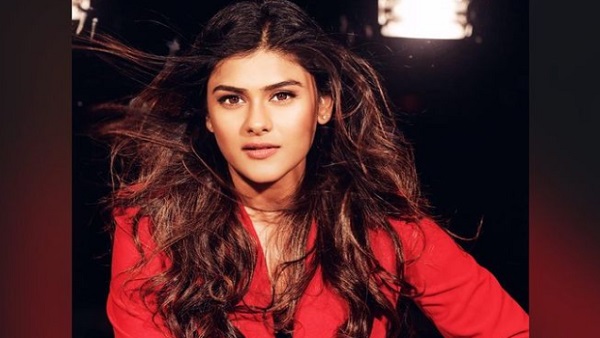 पुलिस ने छापेमारी के बाद एक्ट्रेस को किया गिरफ्तार